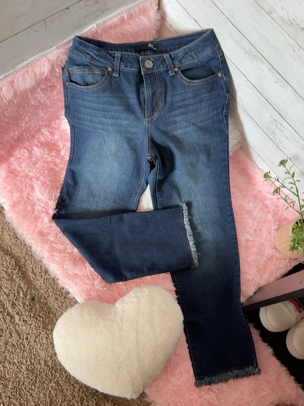 1822 Denim Skinny Jeans Women’s Size 6 – Frayed Hem